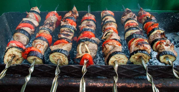 火の上にソースと肉のジューシーなスライス 魚ケバブ — ストック写真