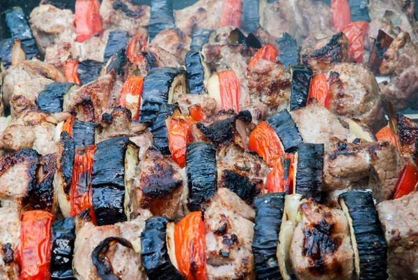 火の上にソースと肉のジューシーなスライス 魚ケバブ — ストック写真