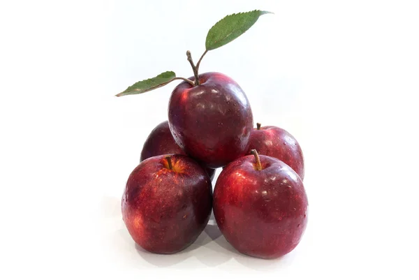 Manzanas rojas frescas con hojas aisladas sobre fondo blanco —  Fotos de Stock