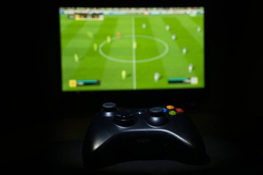 Gamepad video oyun denetleyicisi masada.