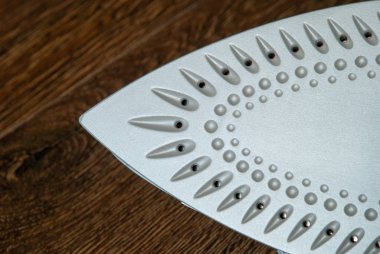 Ahşap bir arka plan üzerinde ütü için demir