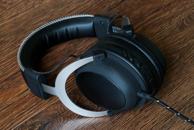 Koyu ahşap arka planda siyah kulaklıklar