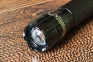 Koyu arka plan closeup cep Led el feneri.