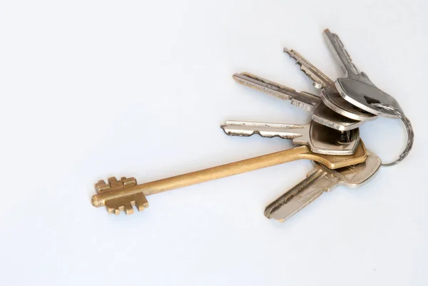 Egy csomó modern ajtó kulcsok gyűrű, fehér háttér — Stock Fotó