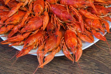 Eski ahşap arka plan üzerinde kerevit kerevit ile natürmort