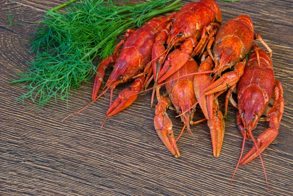 Gekookte rivierkreeft met Dille op houten achtergrond — Stockfoto