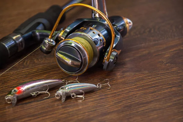 Aparejos de pesca - pesca spinning, anzuelos y señuelos en cordón oscuro —  Fotos de Stock