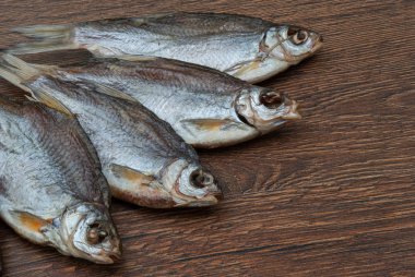 koyu ahşap arka plan üzerinde bazı kurutulmuş balık