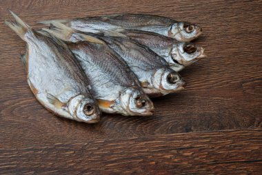 koyu ahşap arka plan üzerinde bazı kurutulmuş balık