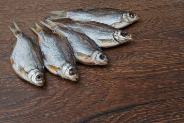 koyu ahşap arka plan üzerinde bazı kurutulmuş balık