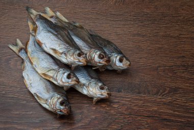 koyu ahşap arka plan üzerinde bazı kurutulmuş balık