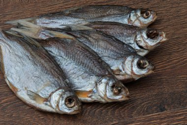 koyu ahşap arka plan üzerinde bazı kurutulmuş balık