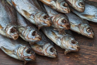 koyu ahşap arka plan üzerinde bazı kurutulmuş balık