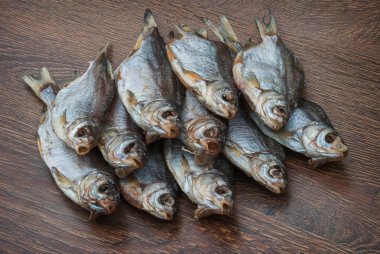 koyu ahşap arka plan üzerinde bazı kurutulmuş balık