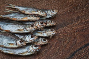 koyu ahşap arka plan üzerinde bazı kurutulmuş balık