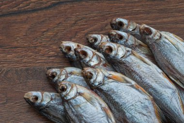 koyu ahşap arka plan üzerinde bazı kurutulmuş balık