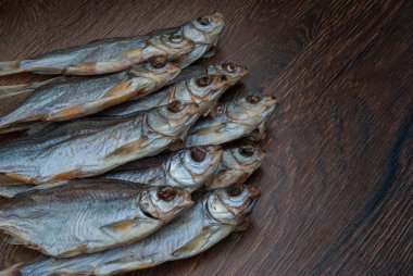 koyu ahşap arka plan üzerinde bazı kurutulmuş balık