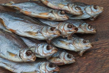 koyu ahşap arka plan üzerinde bazı kurutulmuş balık