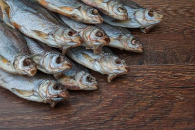 koyu ahşap arka plan üzerinde bazı kurutulmuş balık