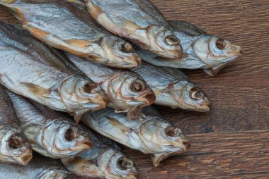 koyu ahşap arka plan üzerinde bazı kurutulmuş balık