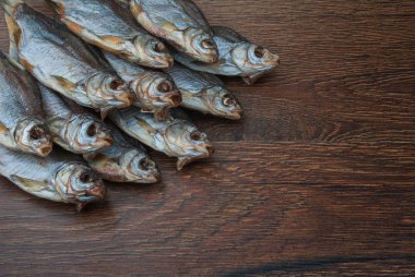 koyu ahşap arka plan üzerinde bazı kurutulmuş balık