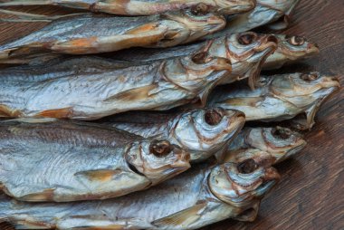 koyu ahşap arka plan üzerinde bazı kurutulmuş balık