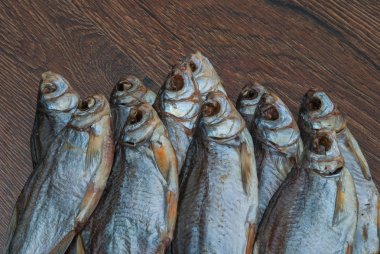 koyu ahşap arka plan üzerinde bazı kurutulmuş balık