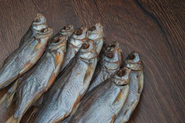 koyu ahşap arka plan üzerinde bazı kurutulmuş balık