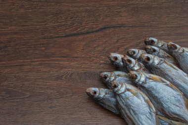 koyu ahşap arka plan üzerinde bazı kurutulmuş balık