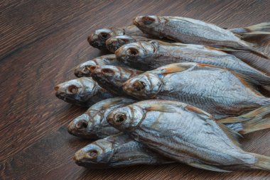 koyu ahşap arka plan üzerinde bazı kurutulmuş balık