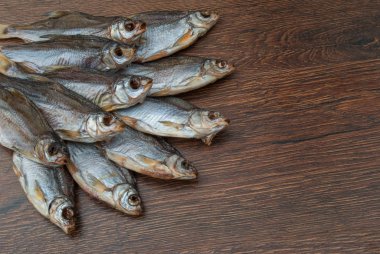 koyu ahşap arka plan üzerinde bazı kurutulmuş balık