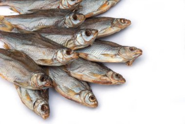 beyaz bir arka plan üzerinde kurutulmuş vobla