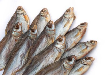 beyaz bir arka plan üzerinde kurutulmuş vobla