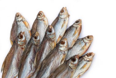 beyaz bir arka plan üzerinde kurutulmuş vobla