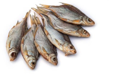 beyaz bir arka plan üzerinde kurutulmuş vobla