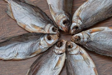 koyu ahşap arka plan üzerinde bazı kurutulmuş balık