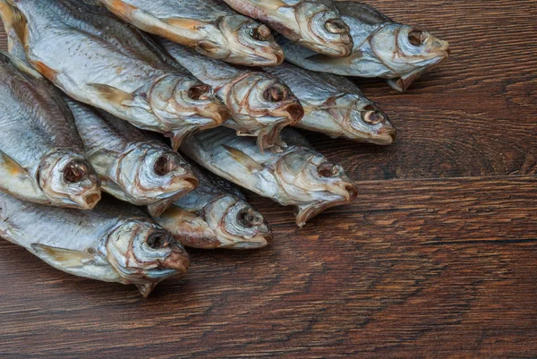 koyu ahşap arka plan üzerinde bazı kurutulmuş balık