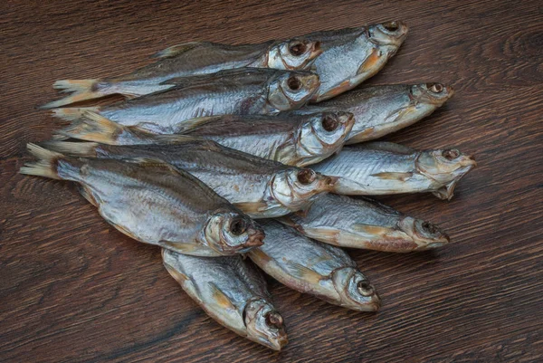 koyu ahşap arka plan üzerinde bazı kurutulmuş balık