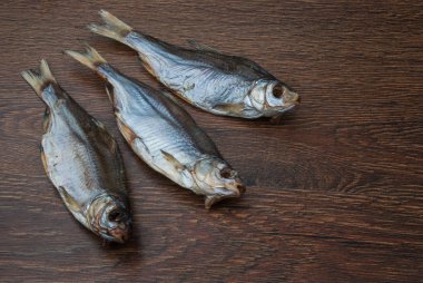 koyu ahşap arka plan üzerinde bazı kurutulmuş balık