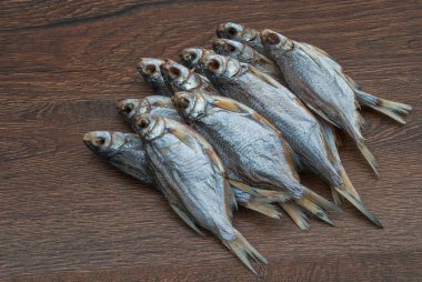 koyu ahşap arka plan üzerinde bazı kurutulmuş balık