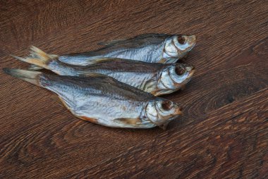 koyu ahşap arka plan üzerinde bazı kurutulmuş balık