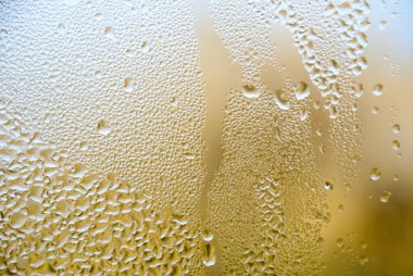 cam üzerinde doğal su damlası