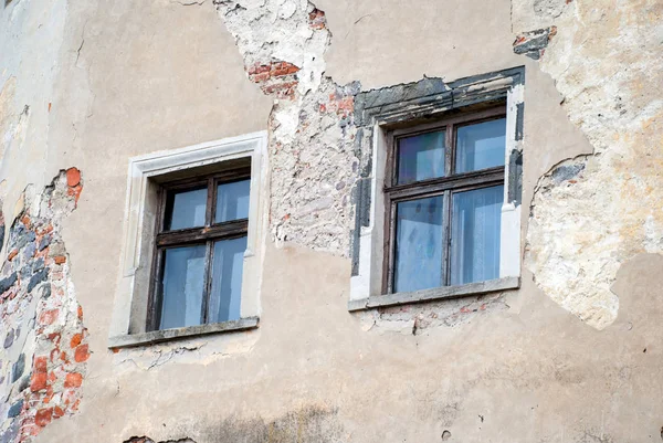 Vieille fenêtre sale sur vieux mur sale — Photo
