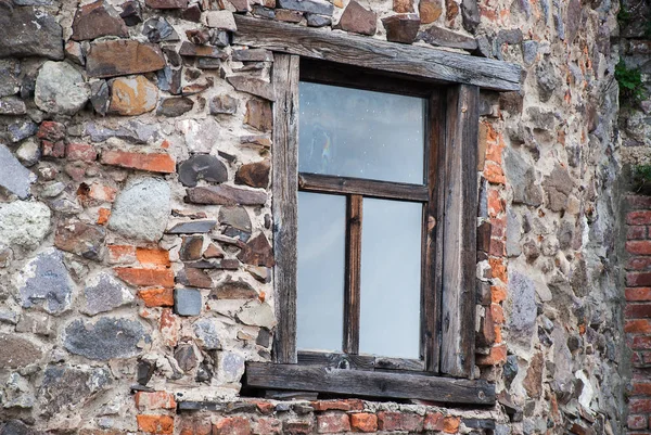 Altes schmutziges Fenster an alter schmutziger Wand — Stockfoto