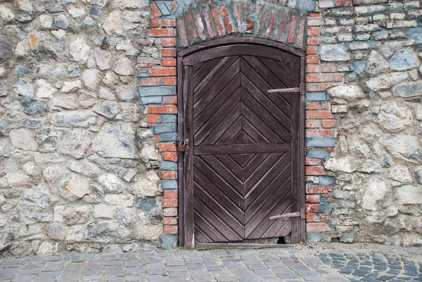 Alte schmutzige Tür an alter schmutziger Wand — Stockfoto