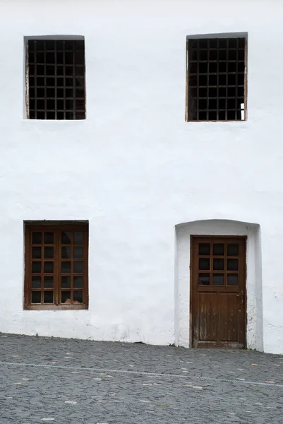 Закрыть окно с железной решеткой гриль в каменной стене — стоковое фото