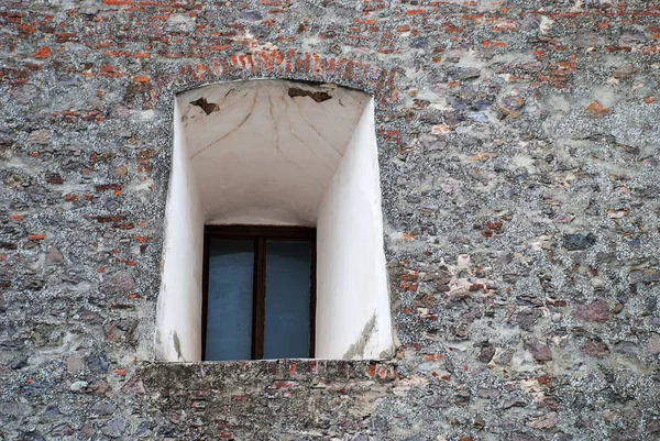 Alte Fenster in einer Steinmauer — Stockfoto