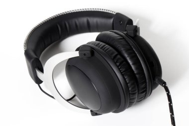 Beyaz arkaplanda izole kulaklıklar