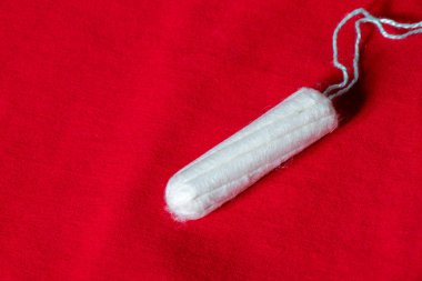 Kırmızı arkaplanda tampon, yakın plan, üst görünüm, adet dönemi