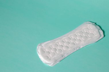 Yeşil arka planda günlük kadın contası.